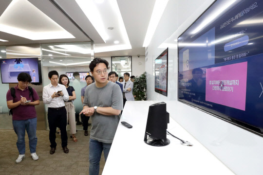 KT는 서울 우면동 연구센터 내 마련한 'AI 테크센터(Tech Center)'를 25일 공개하고, 제휴사들과 함께 AI 서비스를 개발하기 위해 소프트웨어 개발키트(SDK)를 무료 배포할 것이라고 밝혔다. 센터에서 K뱅크 담당자가 인공지능을 활용한 뱅킹서비스를 설명하고 있다.   KT 제공